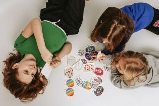 Léto je tady☀️ Ať už tě čeká moře, bazén nebo výlety, fixační náplast to jistí 💪 Kterou si na léto vybereš ty? 😎...